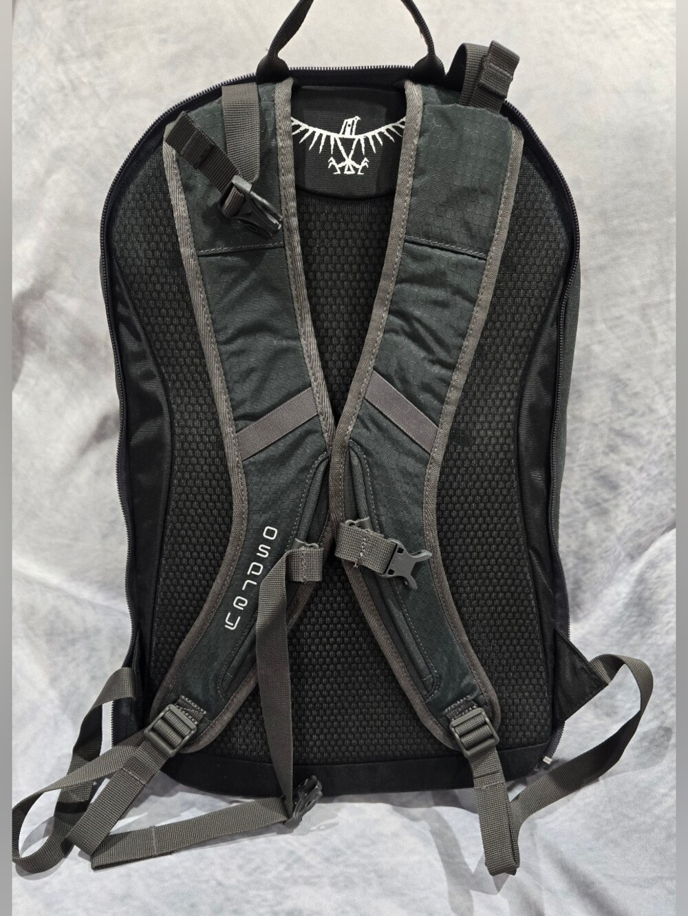 OSPREY Black Men's Hiking Backpack with Front Mesh Pockets - Picture 2 of 4